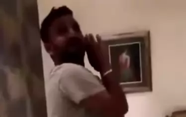 Каш Пател танцува