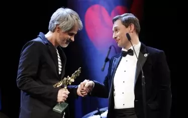  Режисьорът на най-добрия спектакъл Стоян Радев (вляво) и неговият протагонист Тодор Дърлянов, останал без "Икар".