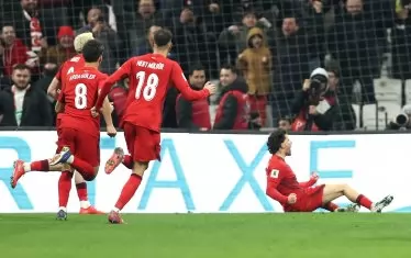 Левият бек на "Брайтън" Ферди Кадиоглу (вдясно) е отприщил радостта на съотборници и фенове след гола си, който се оказа и победен за Турция в домакинския плейоф срещу Румъния.