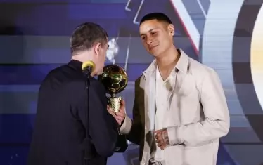 Голмайсторът на Първа лига за сезон 2024/25 с "Берое" и настоящ нападател на ЦСКА Леандро Годой (вдясно) получава от Ивайло Йорданов наградата за най-добър нападател в първенството ни.