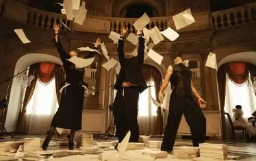  Листовете от любовни писма политат в пространството.