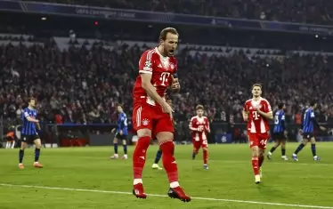 Головата машина на "Байерн" Хари Кейн скача във въздуха след гола си от дузпа, с който откри резултата в реванша срещу "Аталанта".