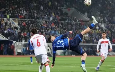 Защитникът на Косово и "Сион" Крешник Хайризи (в средата) опитва удар със задна ножица в наказателното поле на Турция по време на двубоя в Прищина.