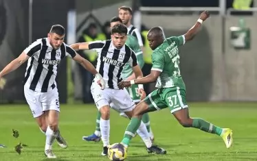 "Лудогорец" почти връчи титлата на "Левски"