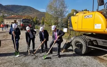 Безоплачен ден за първа копка на интегрирания цикъл на Смолян, 2020 г. Наложи се проектът да бъде фазиран и бе приключен октомври, миналата година. По проекта бяха наложени финансови корекции, които в крайна сметка паднаха в съда. 