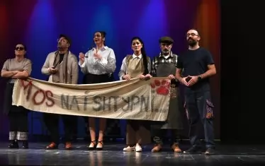  Спектакълът е за избора на човек да слуша съвестта си или да стане "като всички".