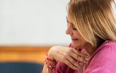  Актрисата с видимо удоволствие чете репликите на своята героиня.