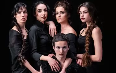  Героят на Димитър Николов - в центъра на женското внимание...