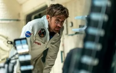 И той се озовава самичък на борда на космически кораб, реещ се далеч, далеч от Земята.