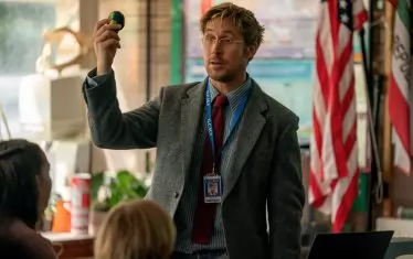 В началото д-р Грейс е само учител по природни науки.