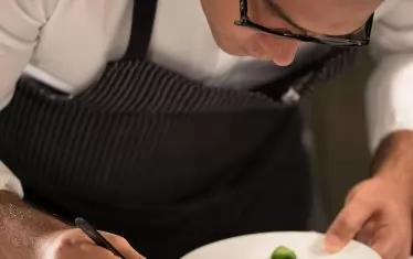 "Търсят се строители, но се предлагат икономисти и ресторантьори. Има огромен прием за готвачи, но в икономиката такива не се търсят толкова. Същото е и с творческите дейности и свръхпредлагането на програмисти", онагледи ситуацията в професионалното образование Зорница Славова от Института за пазрана икономика.
