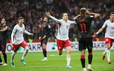 Халфът на "Интер" Пьотър Желински е разперил ръце след страхотния си гол, с който донесе победата на Полша във Варшава, докато албанците се държат за главите, усетили, че губят плейофа.