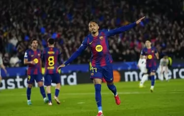 Рафиня прави "самолетче", след като с втория си гол за вечерта е оформил победата на "Барселона" със 7:2 над "Нюкасъл".