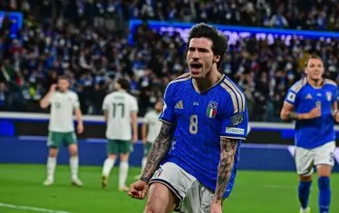 Халфът на италианците Сандро Тонали ликува след гола си срещу Северна Ирландия, който на практика реши плейофа в Бергамо.