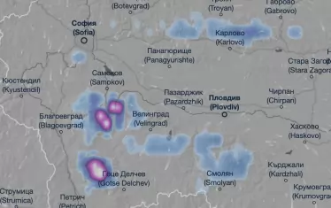 Сняг заваля по проходите в Смолянско
