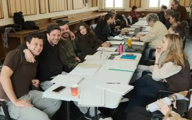  На първа репетиция настроението е приповдигнато.