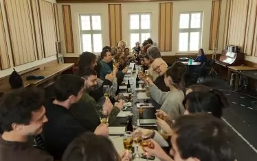  Наздравица за успеха на спектакъла: в центъра вдясно - Валентин Ганев.