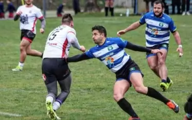 Националът в състава на "Локомотив" Смилко Дебренлиев (№15 в бяло) е тръгнал да пробива по време на мача с НСА.