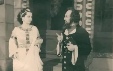 Стефан Гъдуларов и Надя Илкова в Пловдивския театър по време на спектакъл.