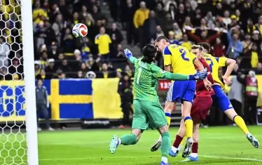 Шведският бранител Густаф Лагербиелке (№2) бележи с глава втория гол за домакините при победата с 3:2 над Полша в Стокхолм.