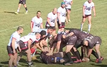 Спонтанна схватка между отборите на "Локомотив" и "Валяците" (в черни екипи) по време на вчерашния двубой в Требич.