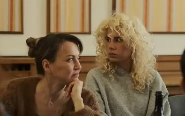  Актрисите Гергана Змийчарова (вляво) и Дарина Радева - талантливата дъщеря на Румен Радев.