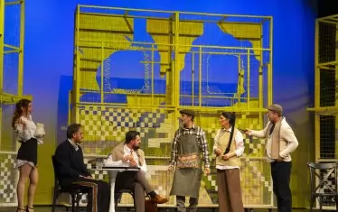  Сцена от откриващия спектакъл "Носорозите". 