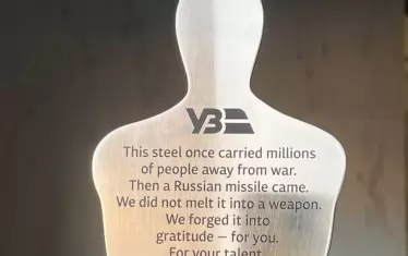 Украйна дари Шон Пен с железен "Оскар" от отломки