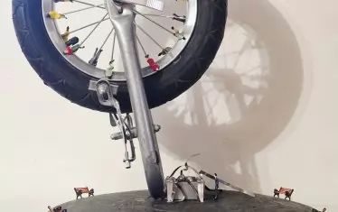  Гайа Скарамела (р. 1979), "Панорамно колело", 2026, смесена техника.