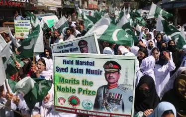  В цял Пакистан бяха организирани митинги в подкрепа на примирието между Иран и САЩ. На много места бяха издигнати плакати с искането фелдмаршал Асим Мунир - най-високопоставеният военен в Пакистан, който бе основен посредник между воюващите страни, да бъде удостоен с Нобел за мир. 