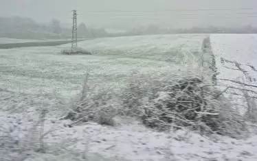 Неочакван сняг затрудни движението в много области в България 