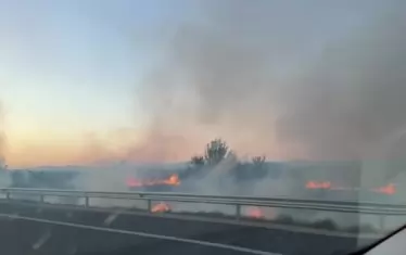 Огромен пожар горя край АМ "Тракия"