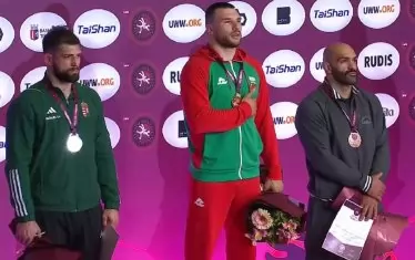  Кирил Милов слуша химна с ръка на сърцето по време на церемонията по награждаване