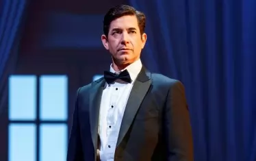  Адам Гарсия като Франк Фармър