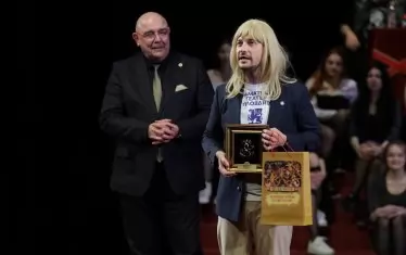  Тодор Дърлянов с перуката от спектакъла "Берлин, Берлин" взема приза за мъжка роля под одобрителния поглед на Сърменов. 