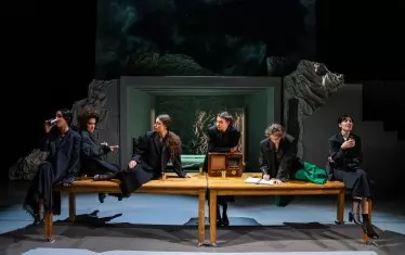  Двете сестри (в центъра), обградени от женската общност на острова.