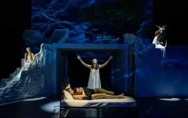  Сцена от спектакъла сред декора на Марина Райчинова.