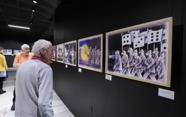  Най-нетърпеливите ценители разгледаха изложбата още първата вечер.