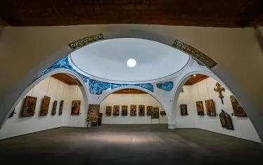  Синагогата в Бургас днес е галерия,в която еврейски символи съжителстват с православни икони.