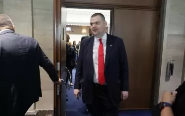 Делян Пеевски в кулоарите на парламента.