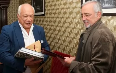  Ерик-Еманюел Шмит с Мариус Донкин по време на първото си посещение в Народния театър у нас.