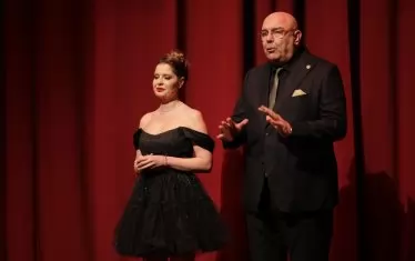  Водещите на вечерта Александра Сърчаджиева и Калин Сърменов. 