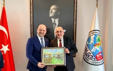 Абдурахим Нурсой от "Балгьоч" с кмета на Кърджали Ерол Мюмюн (вдясно), който е и зам.-председател на ДПС.