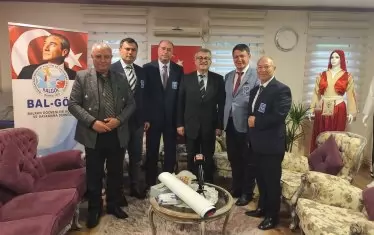 Ресми Мурад и Ерол Мехмед от АПС с представители на "Балгьоч".