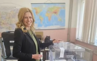 Лице от тесния кръг на Радев категорично отхвърли лева