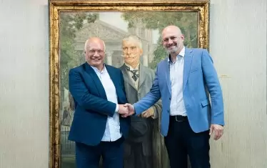  Авторът на "Ария на съперницата" се здрависва с директора на Народния театър Васил Василев.