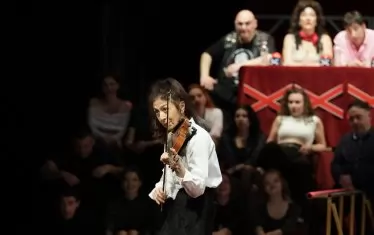  Йорданка Стефанова превежда псувните на езика на музиката.