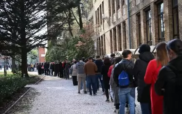 Граждани чакат на опашка пред избирателна секция в Будапеща.