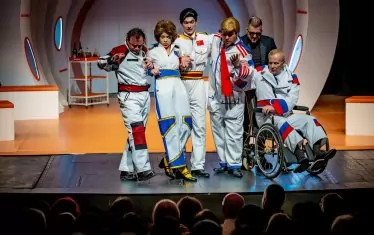  Тръмп, Путин и останалите в космическия кораб на сценографа Даниела Николчова.