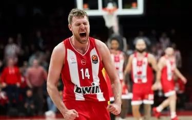 "Олимпиакос" и Везенков окупираха върха в Евролигата